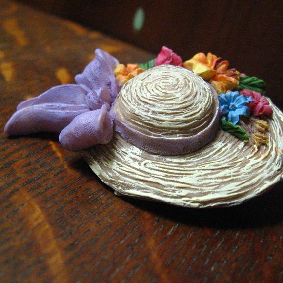 👒 Straw Floral Hat Vintage 1990's Lapel Pin - Picture 3 of 7